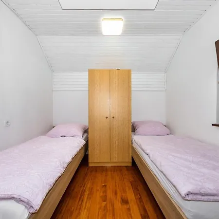 Daire Near River Kolpa, Vineyards,top Location. Adlesici